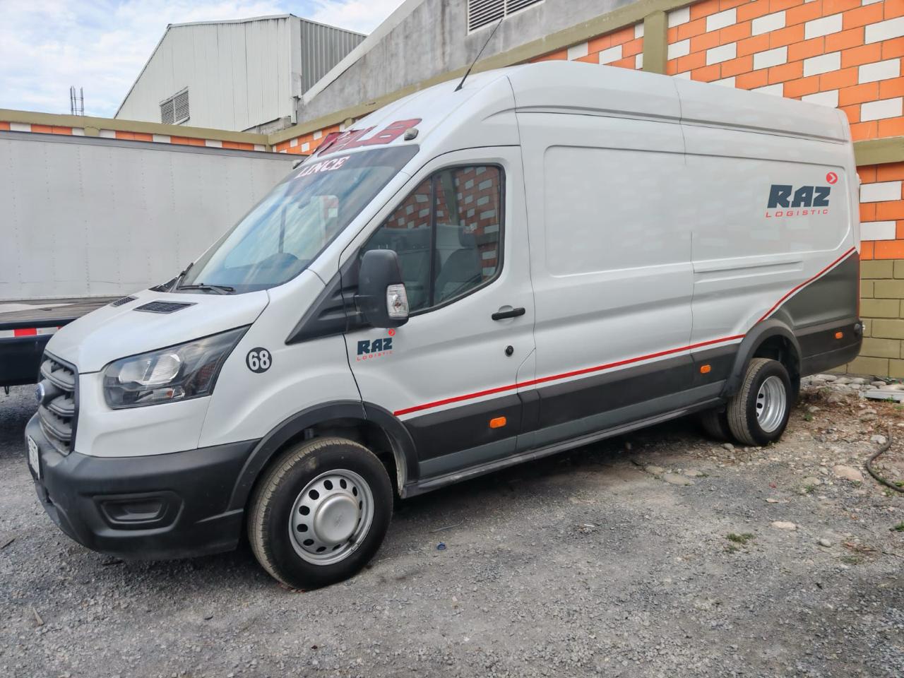 Unidad tipo van Transit con rotulación RAZ Logistic